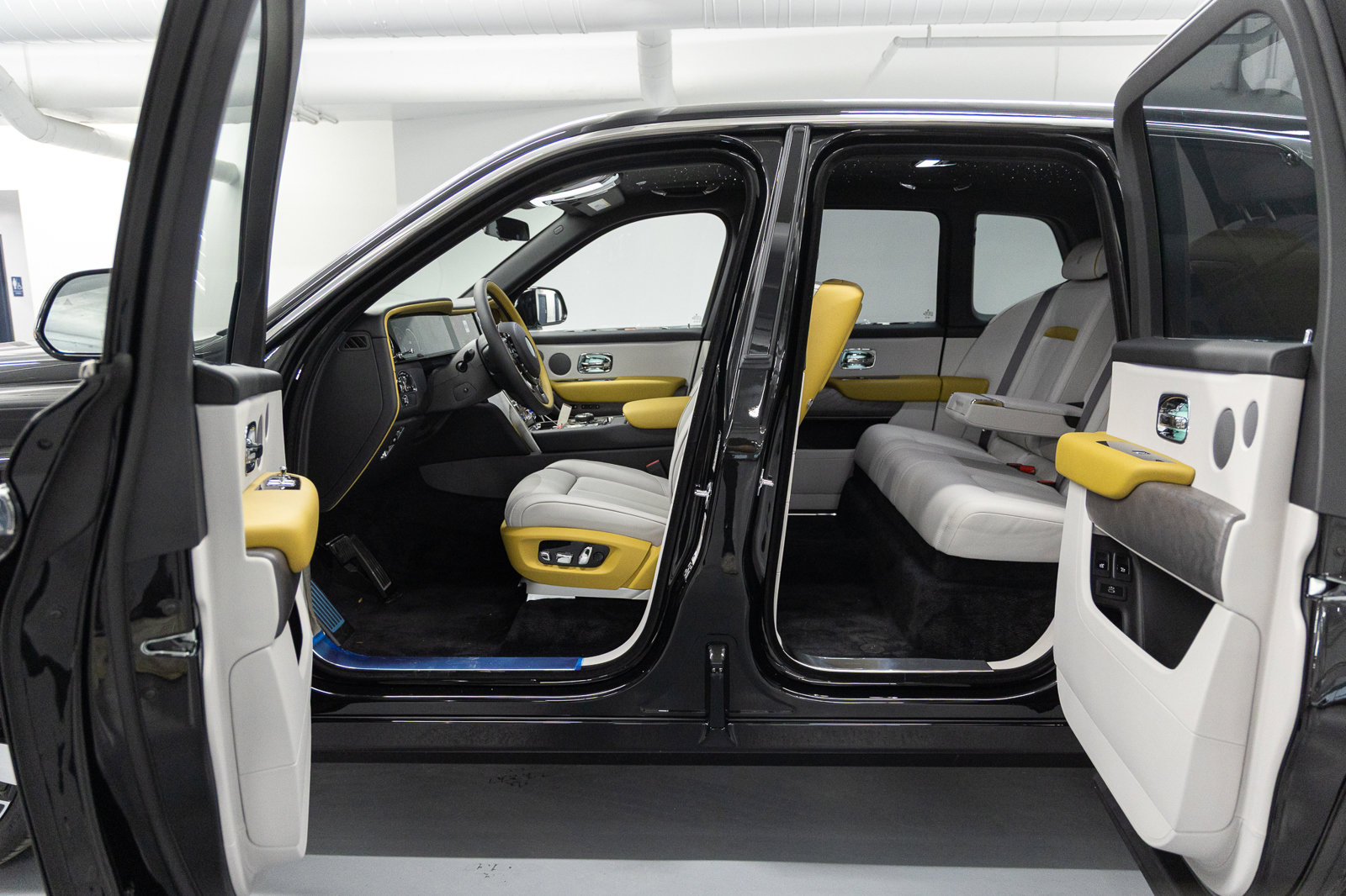 New 2026 Rolls-Royce Cullinan AWD/4WD image 17