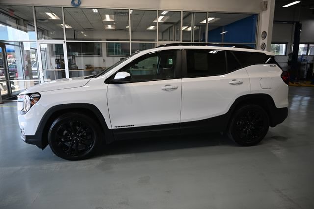 Used 2022 GMC Terrain SLE w/ Driver Convenience Package FWD image 7