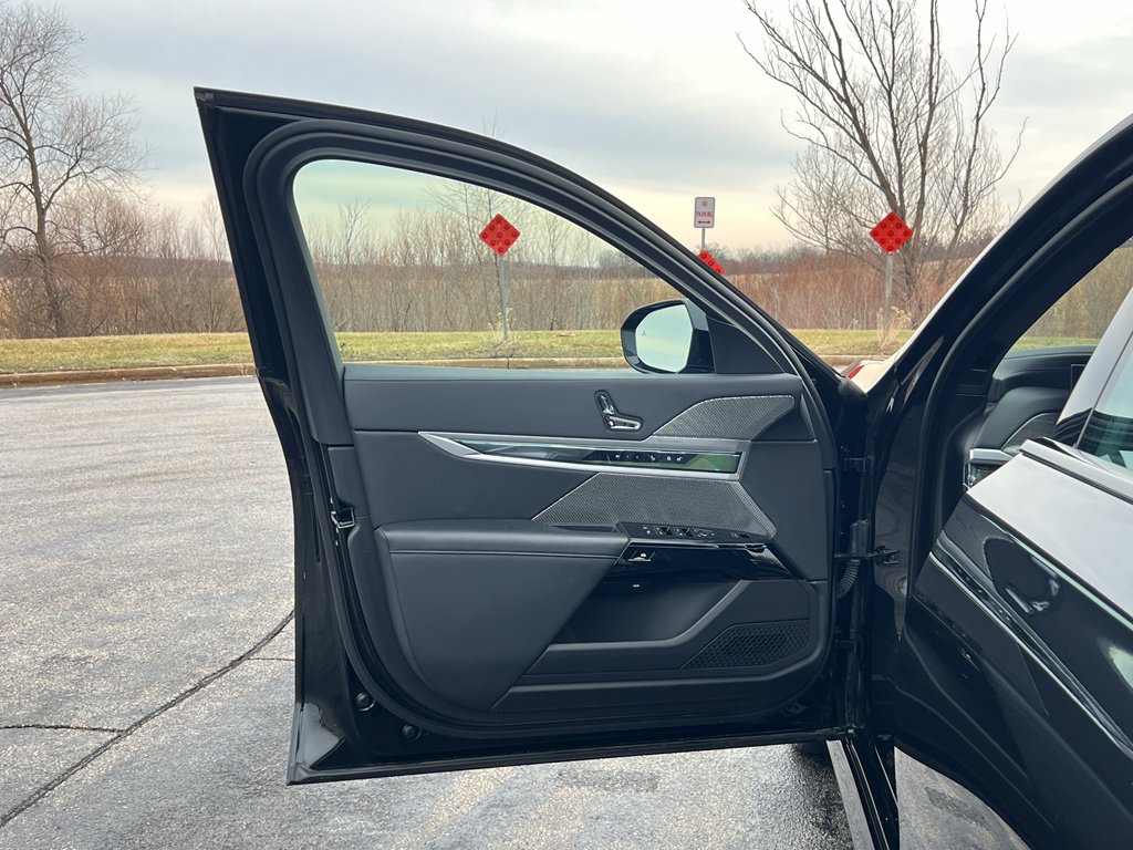 Used 2023 BMW 760i xDrive image 11