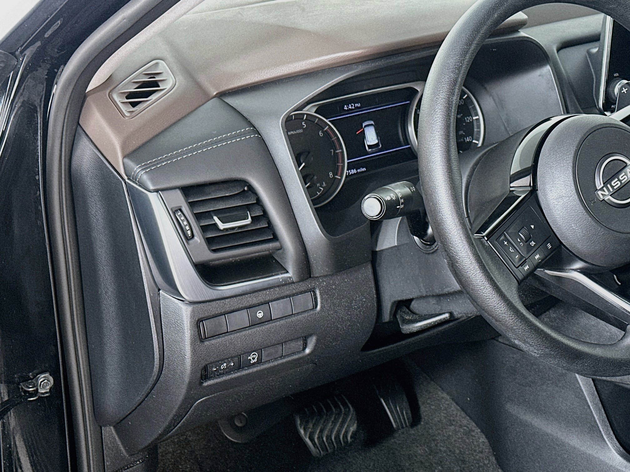 Used 2023 Nissan Rogue SV FWD image 17