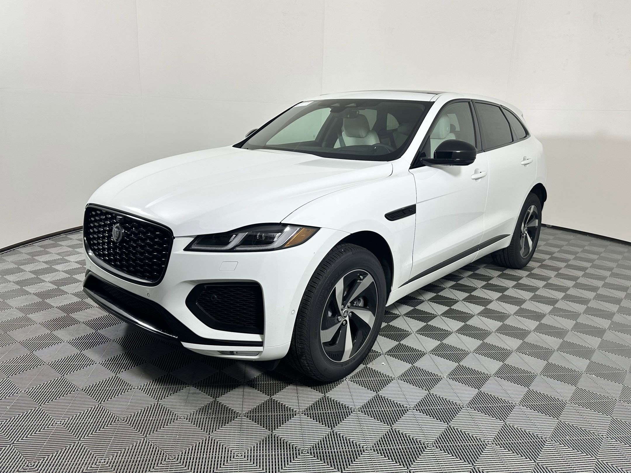 Used 2026 Jaguar F-PACE R-Dynamic S image 1