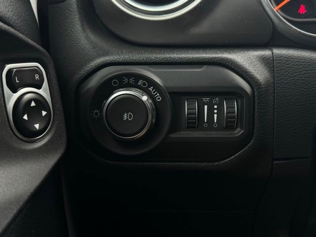 Used 2018 Jeep Wrangler Unlimited Sahara image 30