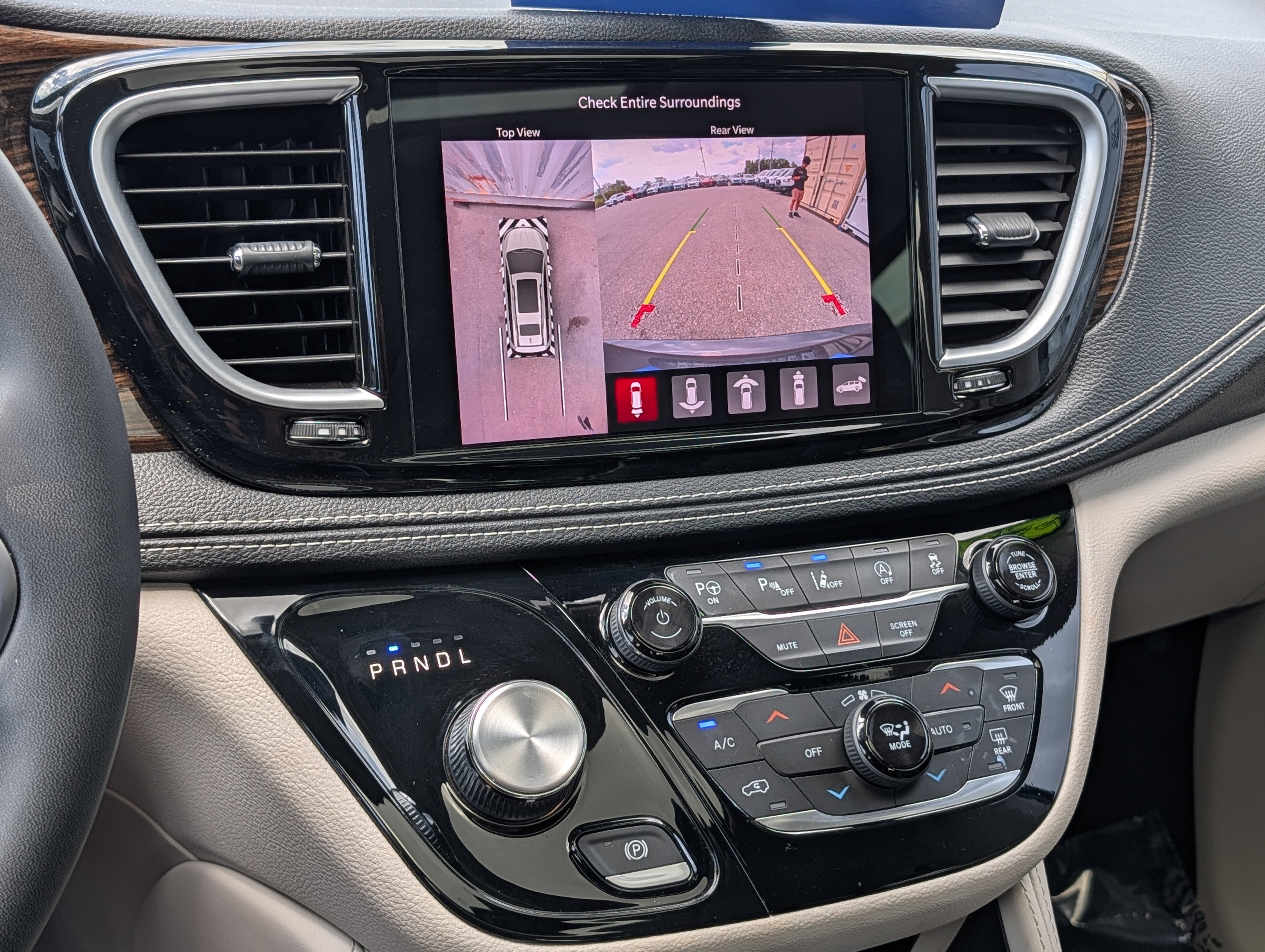 Used 2022 Chrysler Pacifica Limited FWD image 32