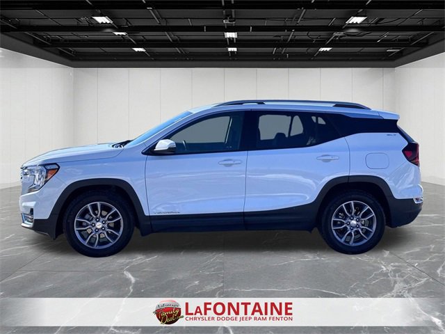 Used 2022 GMC Terrain SLT image 2