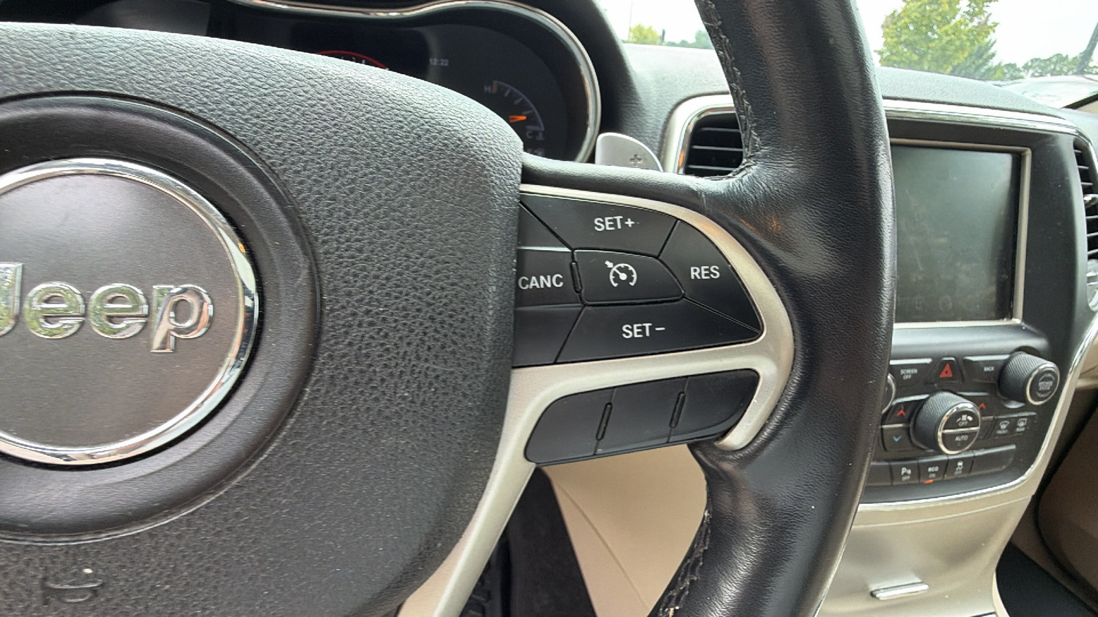Used 2015 Jeep Grand Cherokee Limited w/ Luxury Group II AWD/4WD image 29
