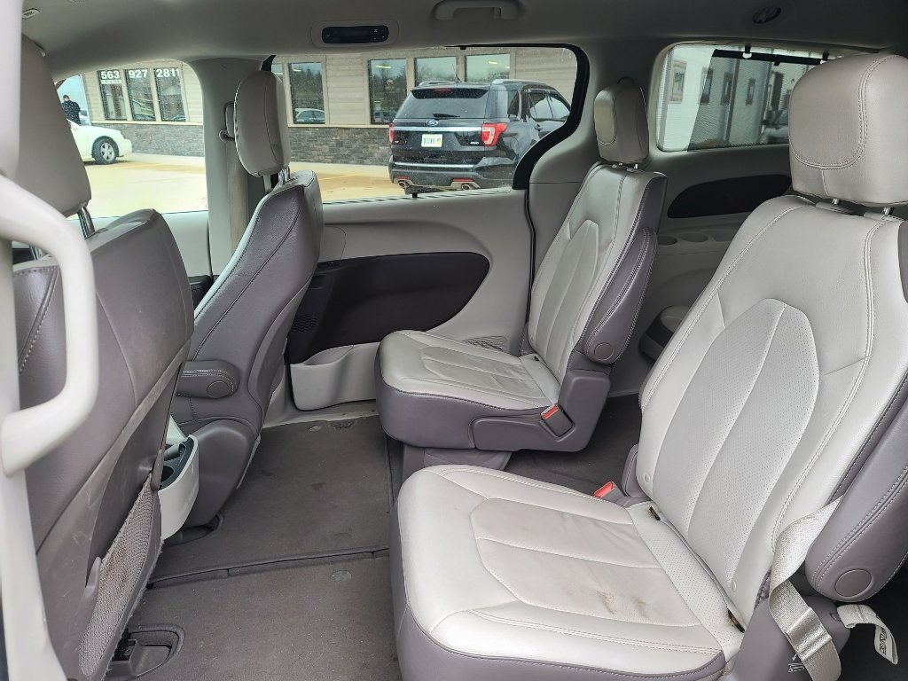 Used 2018 Chrysler Pacifica Touring-L image 12