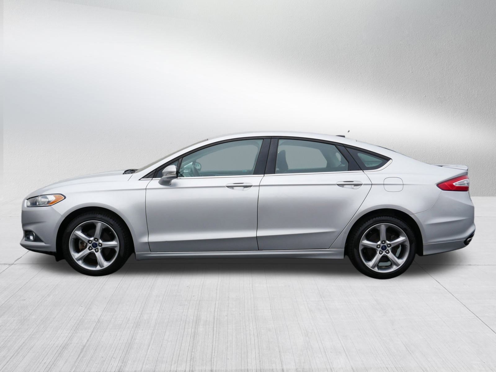 Used 2016 Ford Fusion SE image 4