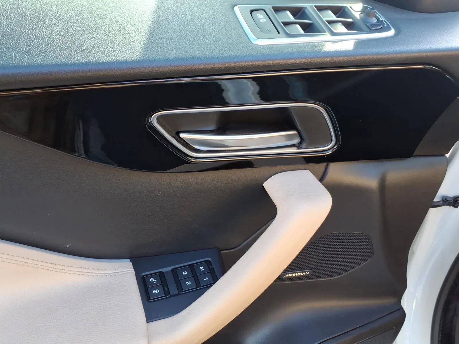 Used 2020 Jaguar F-PACE Premium image 25