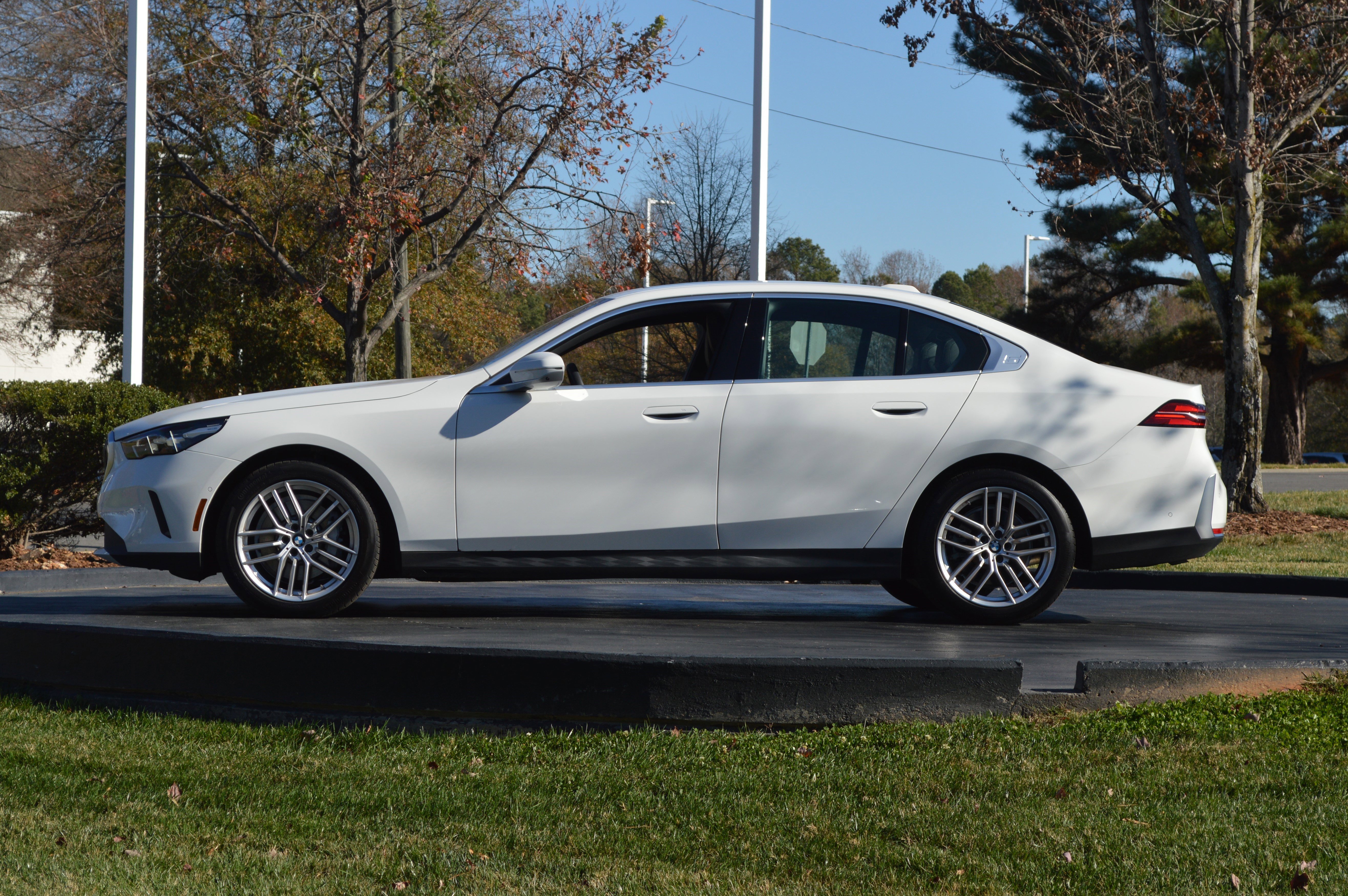 Used 2025 BMW 530i xDrive w/ Premium Package image 8