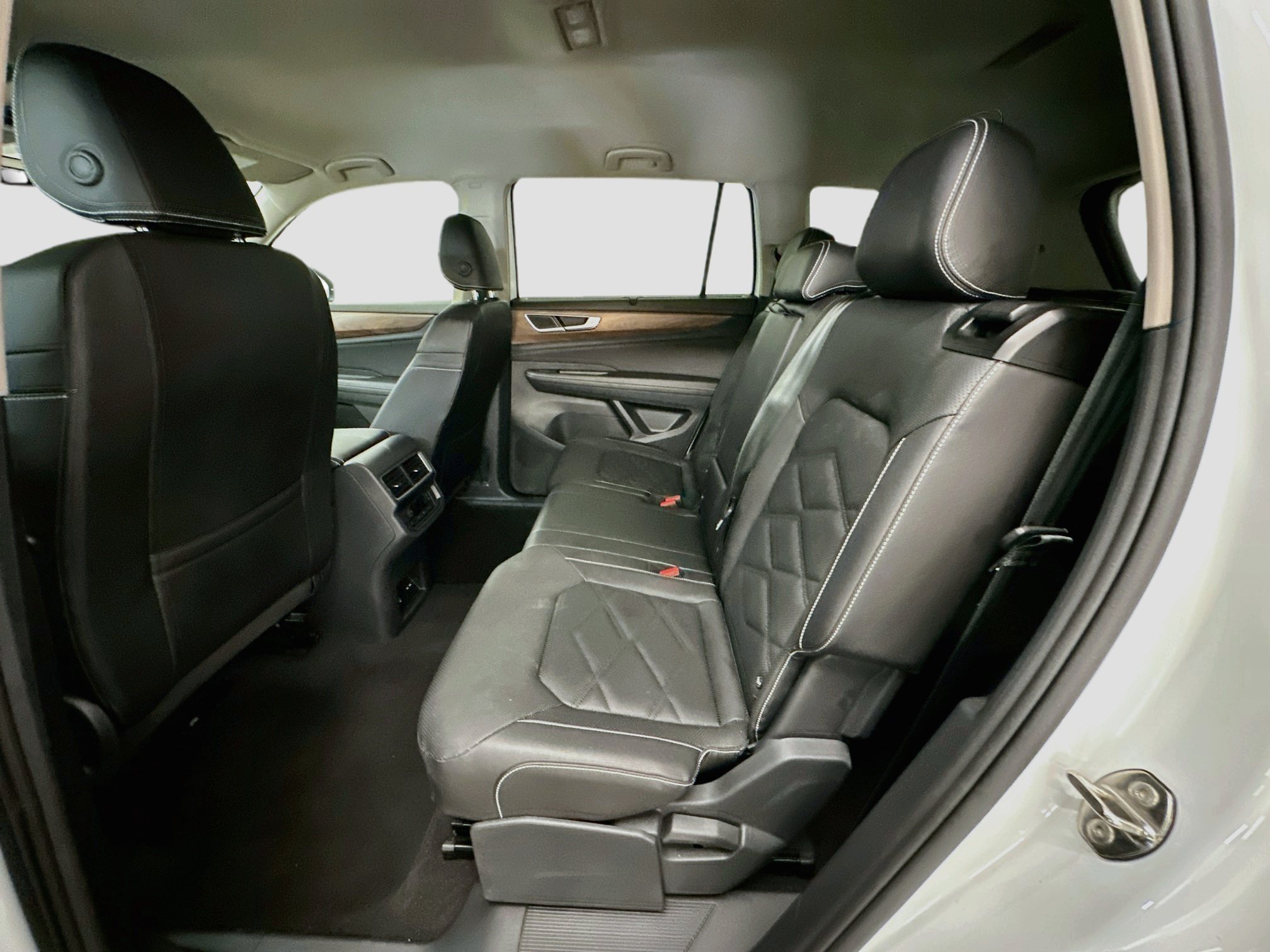 Used 2025 Volkswagen Atlas SE AWD/4WD image 29