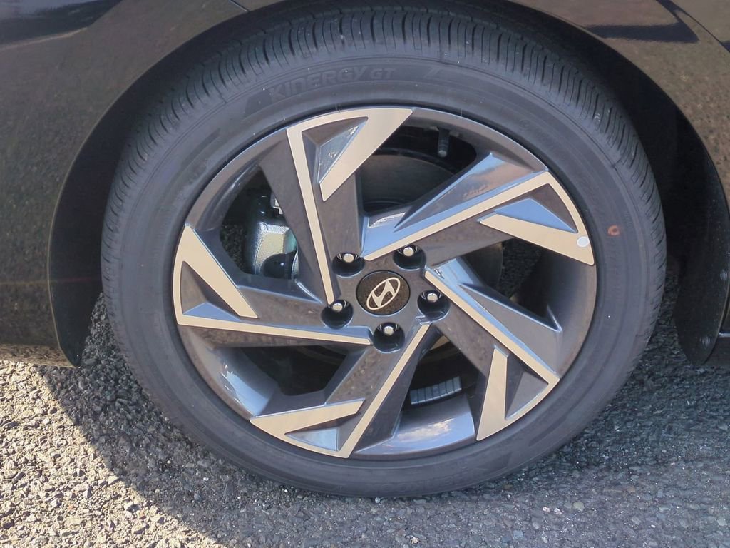 Certified 2025 Hyundai Elantra Limited FWD image 9