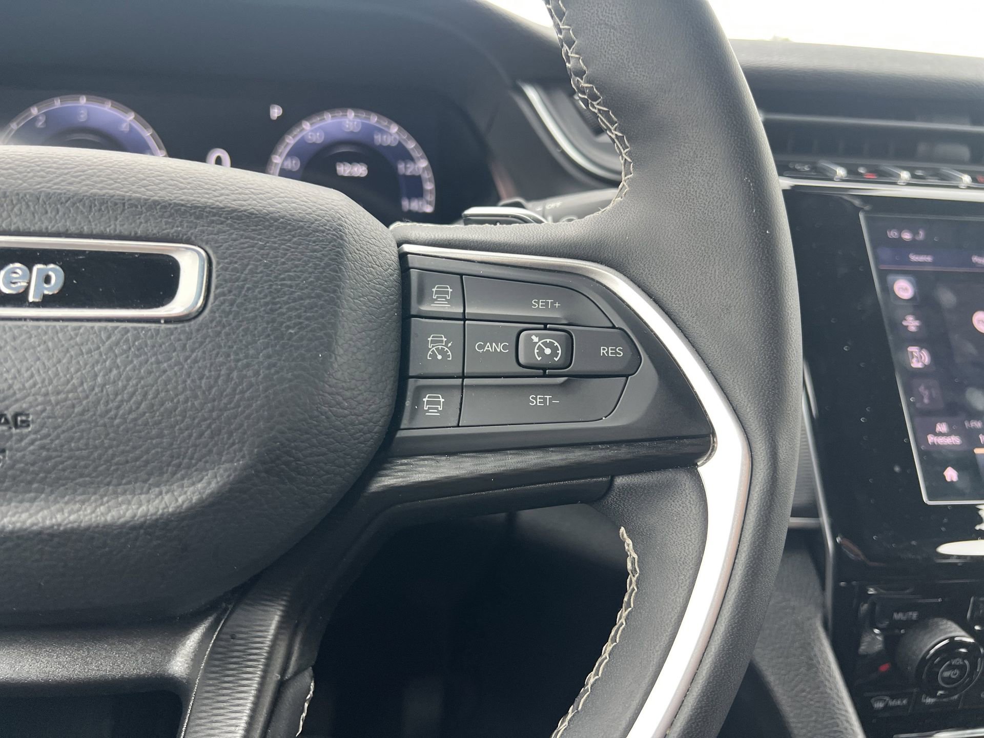 Used 2024 Jeep Grand Cherokee Altitude image 11