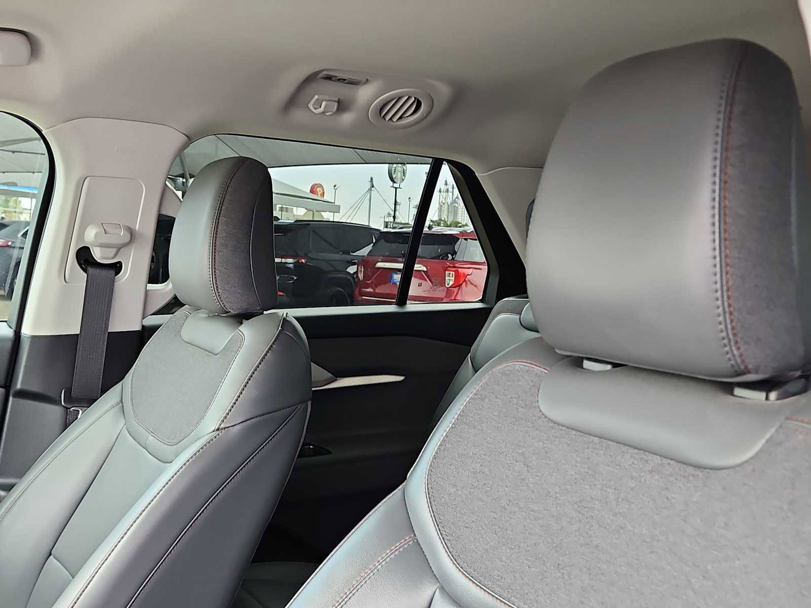 Used 2025 Ford Explorer Active w/ Active Comfort Package image 18