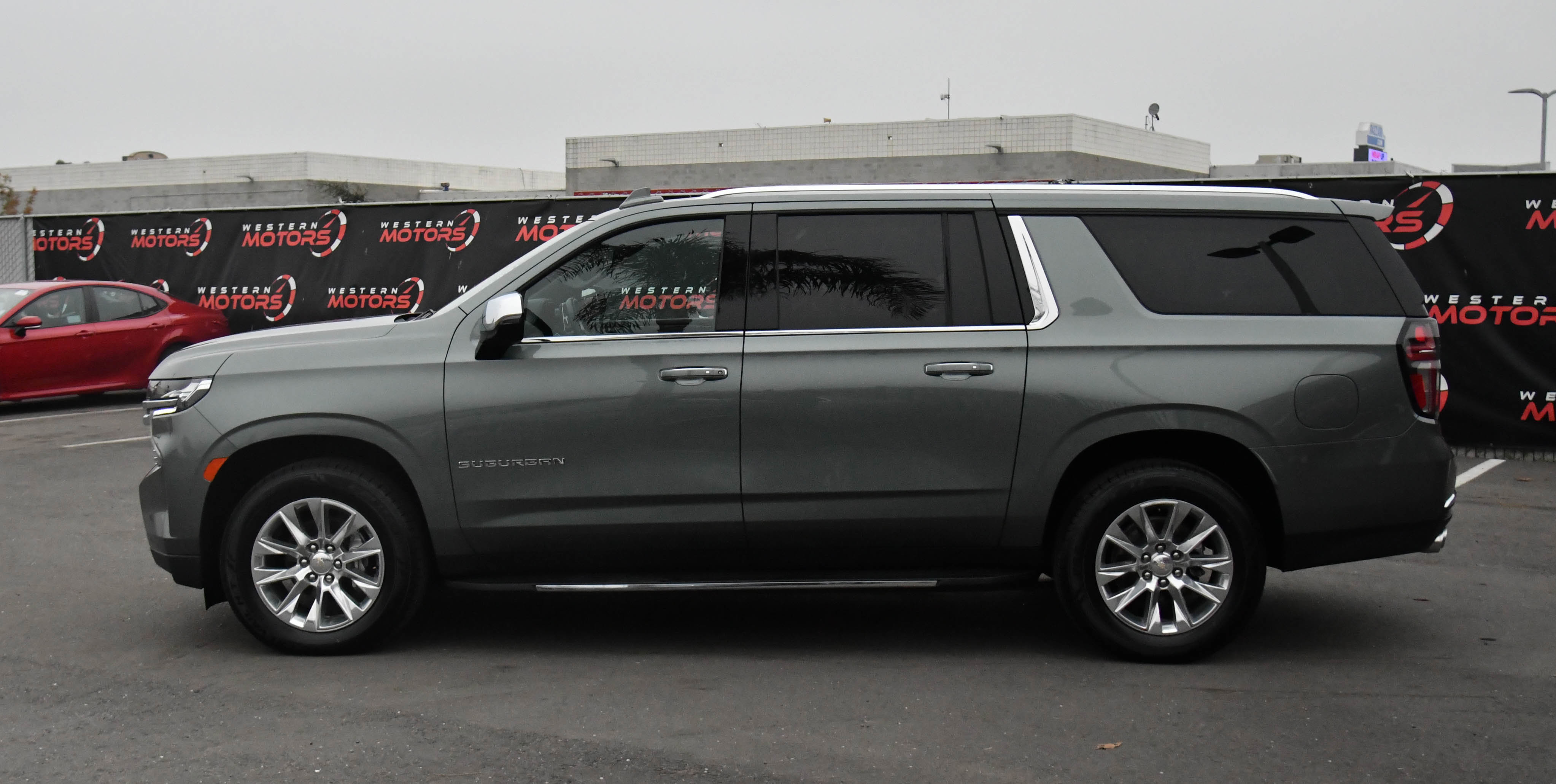 Used 2023 Chevrolet Suburban Premier image 4