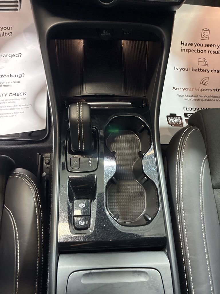 Used 2022 Volvo XC40 T5 R-Design w/ Climate Package image 33