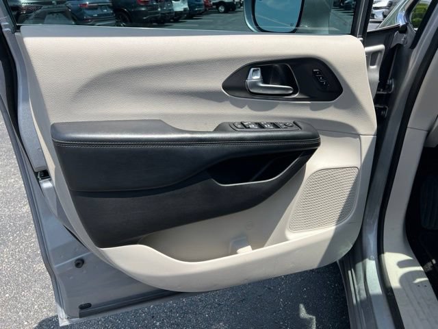 Used 2018 Chrysler Pacifica Limited FWD image 26