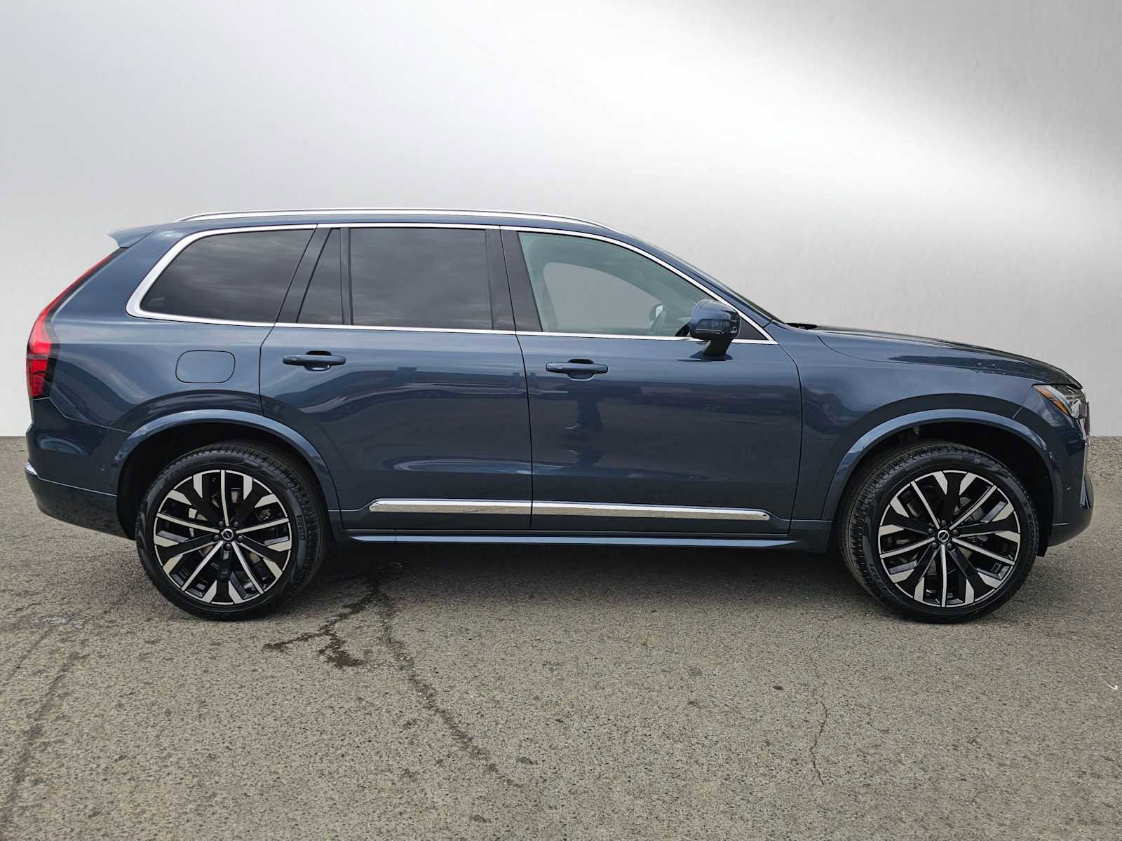 New 2026 Volvo XC90 B5 Plus w/ Protection Package AWD/4WD image 2