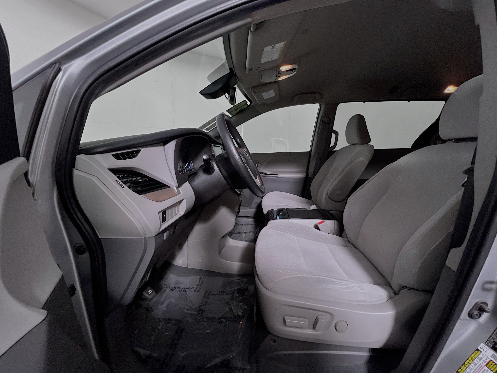 Used 2020 Toyota Sienna LE w/ LE Preferred Package FWD image 15