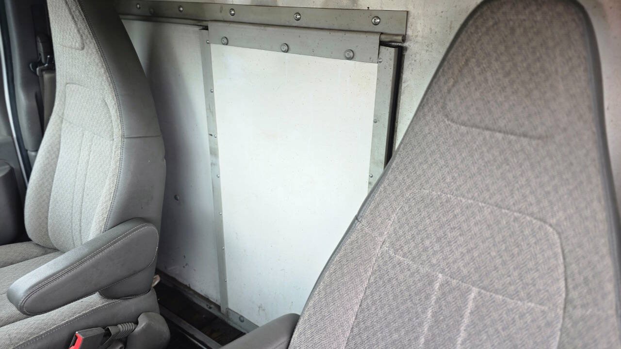 Used 2017 Chevrolet Express 3500 w/ Chrome Appearance Package RWD image 18
