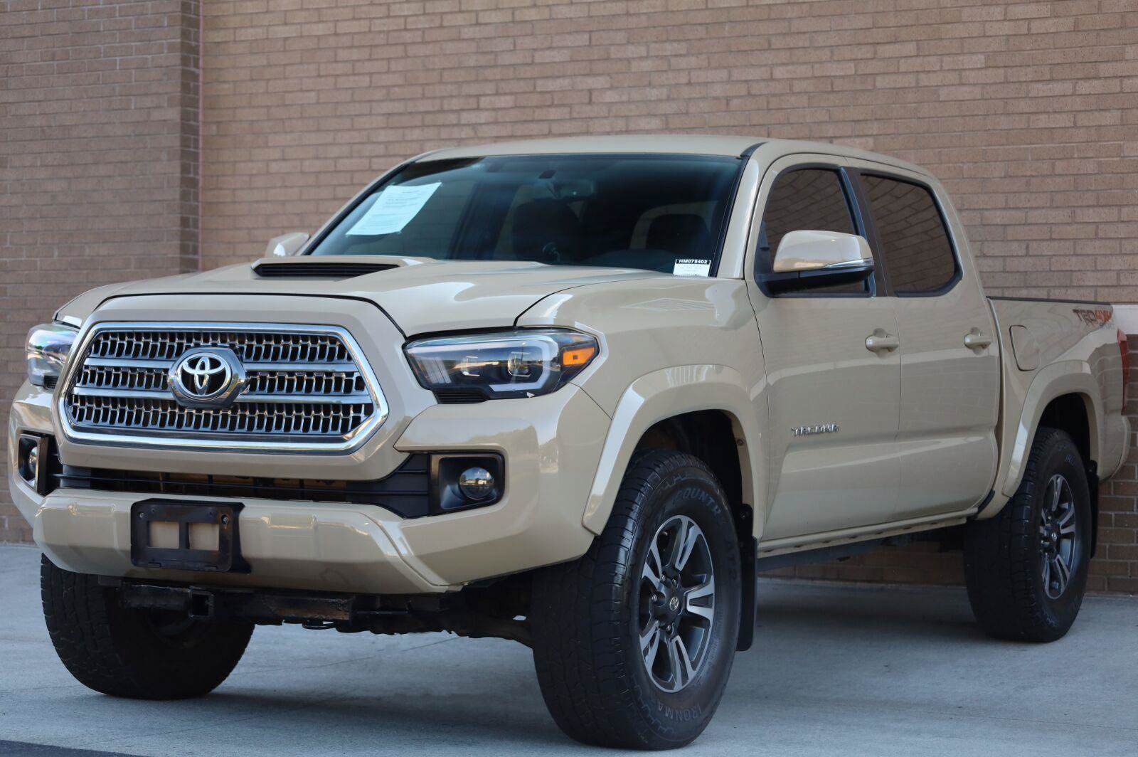 Used 2017 Toyota Tacoma TRD Sport w/ Tow Package (A/T) AWD/4WD image 5