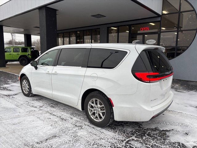 Used 2024 Chrysler Pacifica Touring-L image 5