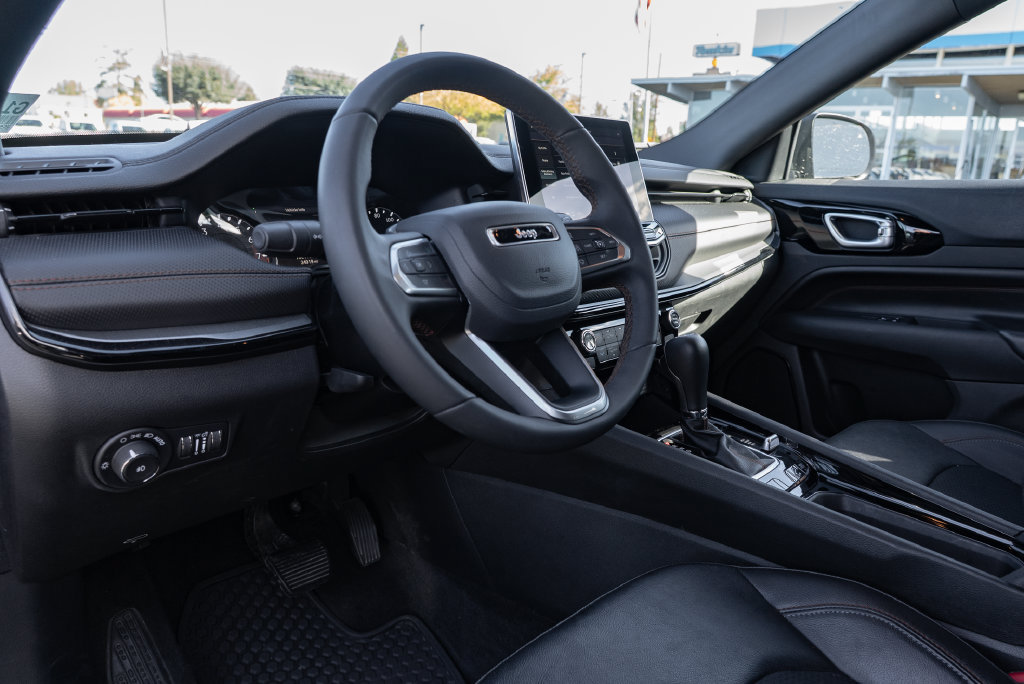 Used 2025 Jeep Compass Trailhawk AWD/4WD image 24