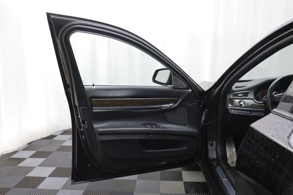 Used 2014 BMW 750i xDrive image 4