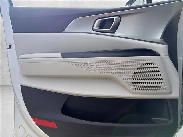 Used 2022 Kia Carnival LX image 10