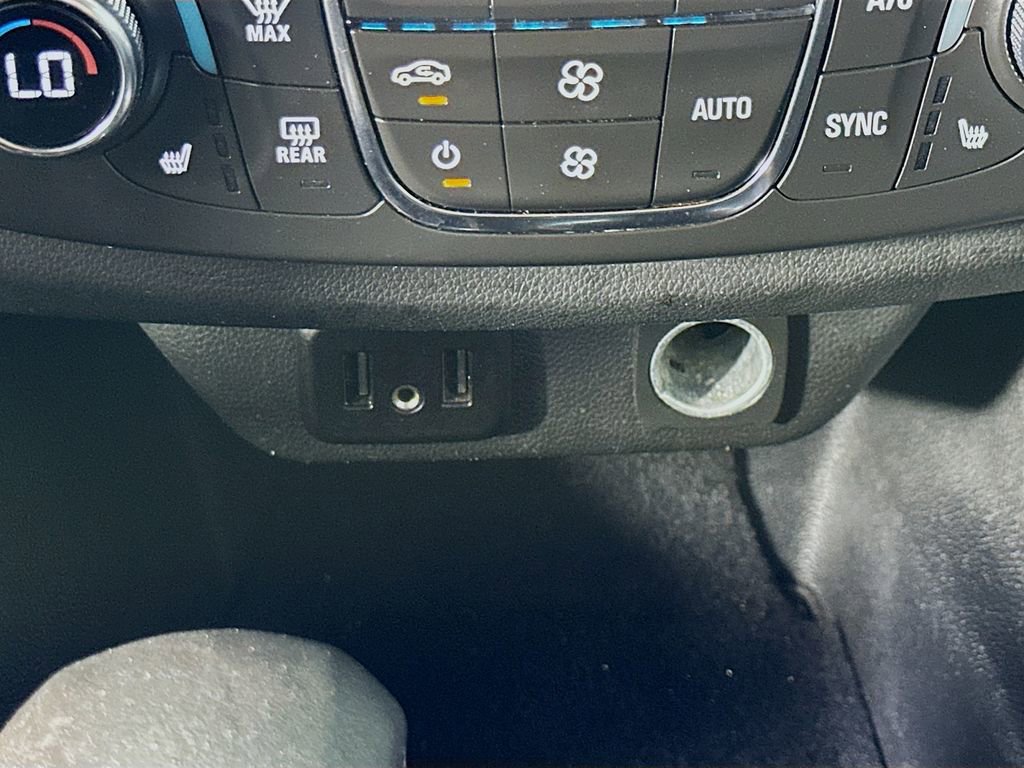 Used 2021 Chevrolet Traverse LT FWD image 32