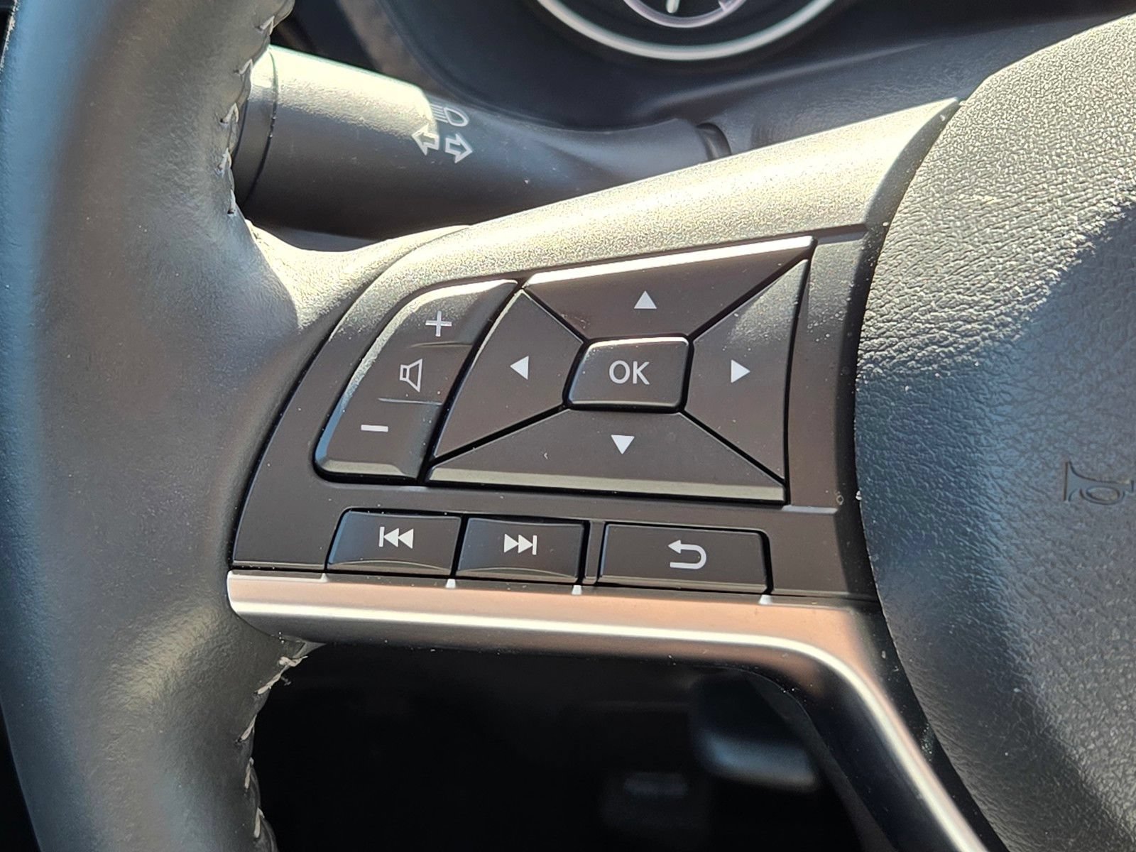Used 2025 Nissan Sentra SV w/ All-Weather Package FWD image 32