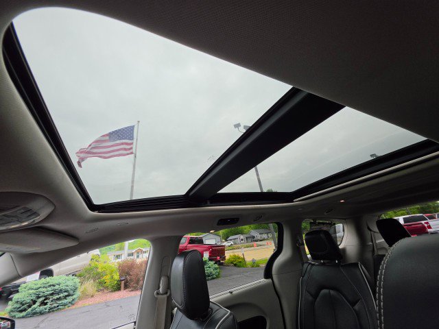 Used 2023 Chrysler Pacifica Limited FWD image 31