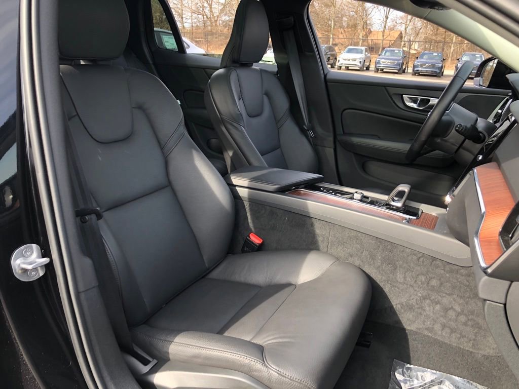 Used 2025 Volvo V60 B5 Cross Country Plus image 33