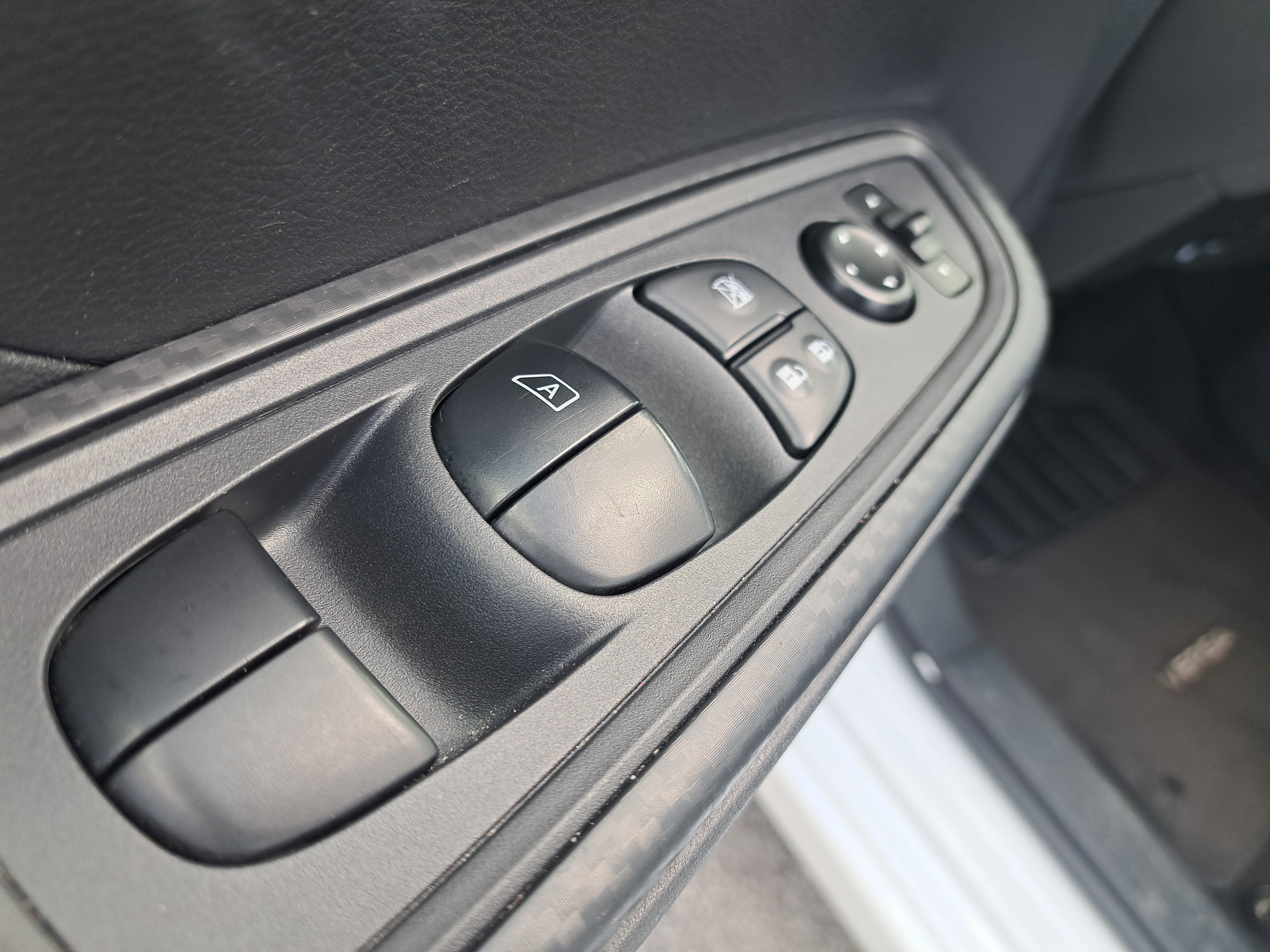 Used 2025 Nissan Versa SV image 11