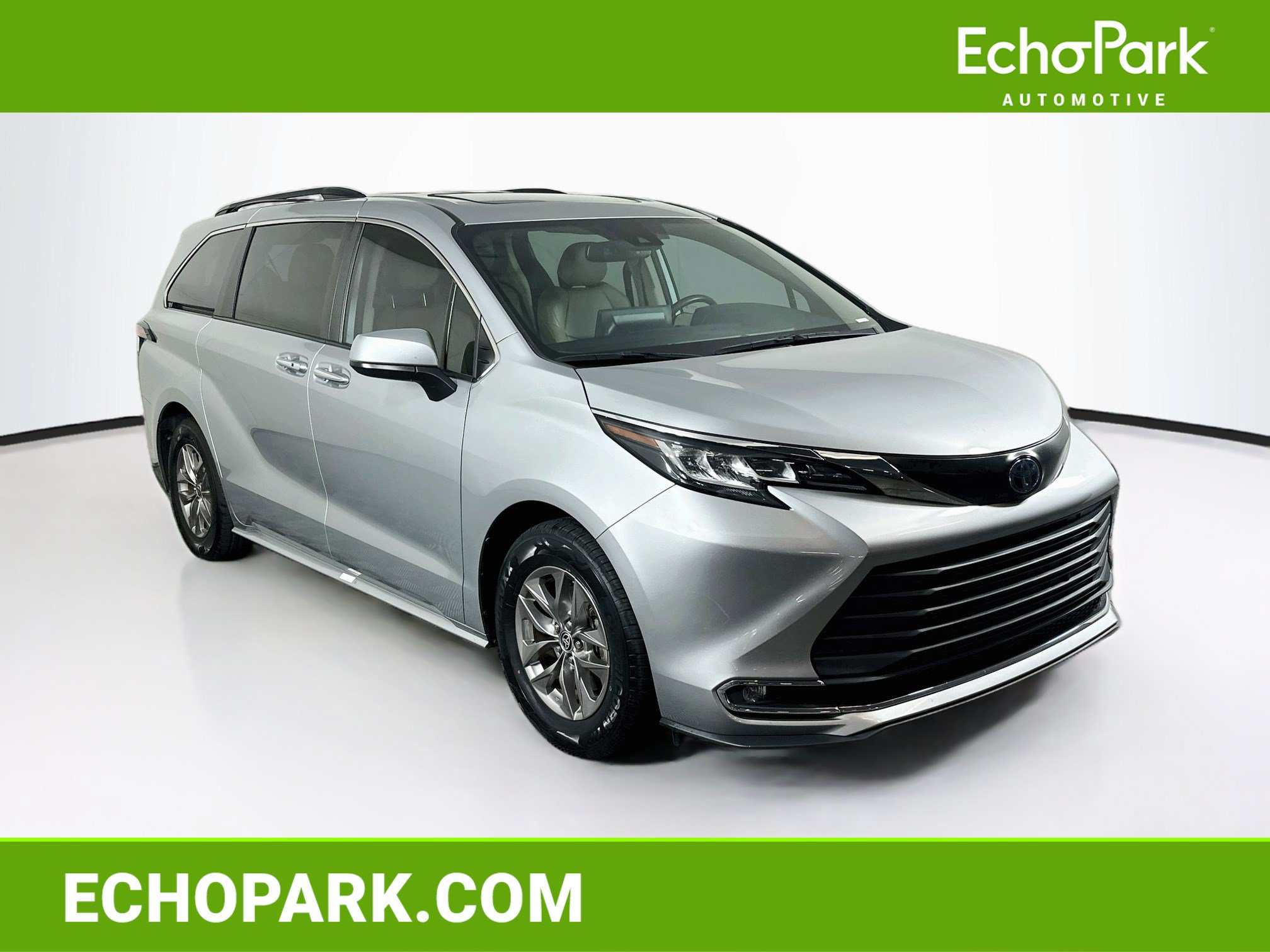 Used 2023 Toyota Sienna XLE FWD image 1
