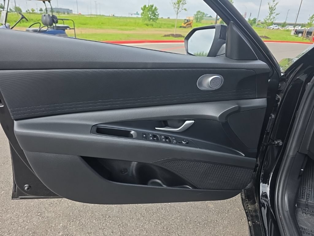 Used 2024 Hyundai Elantra SE FWD image 9