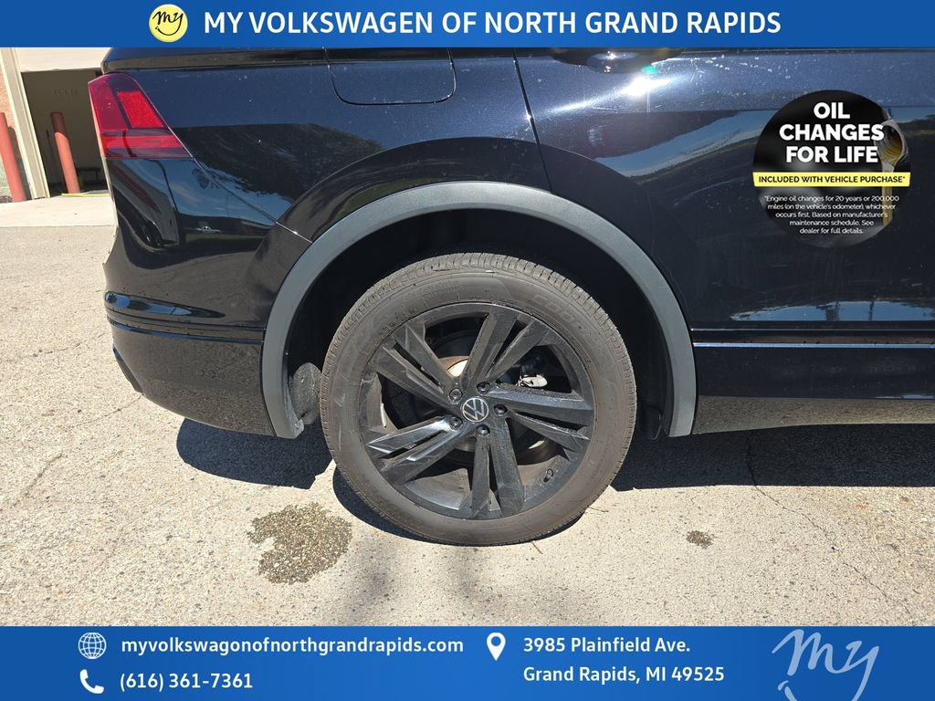 Used 2024 Volkswagen Tiguan SE R-Line AWD/4WD image 34