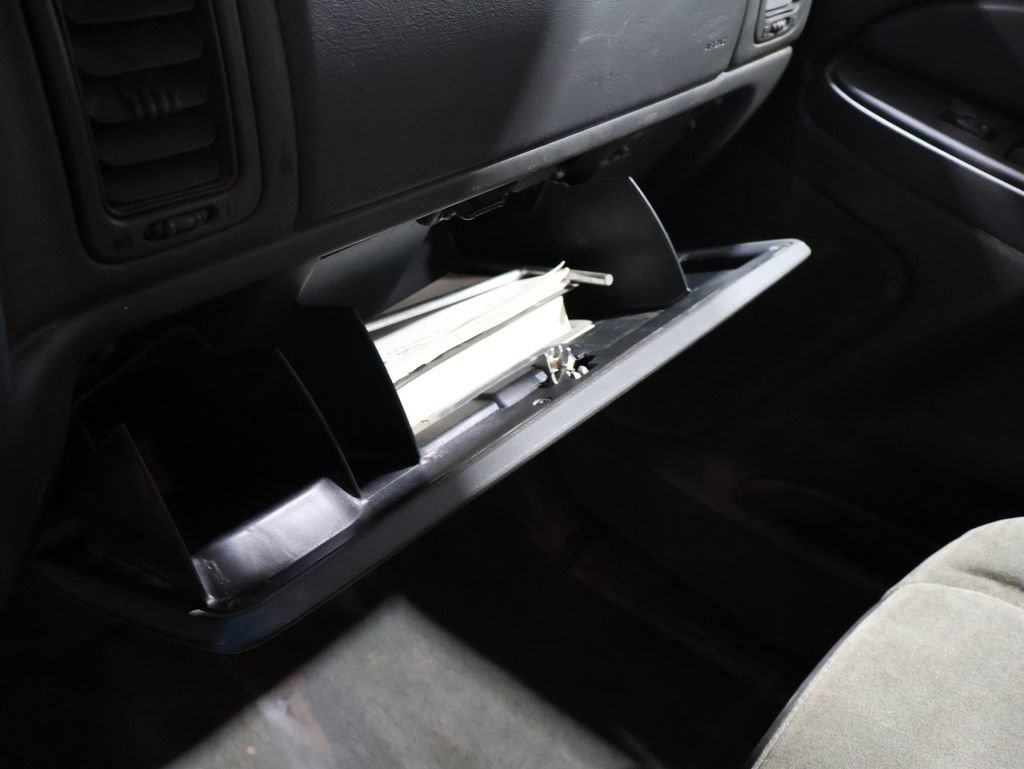 Used 2004 Chevrolet Silverado 3500 4x4 Extended Cab w/ Heavy-Duty Power Package image 25