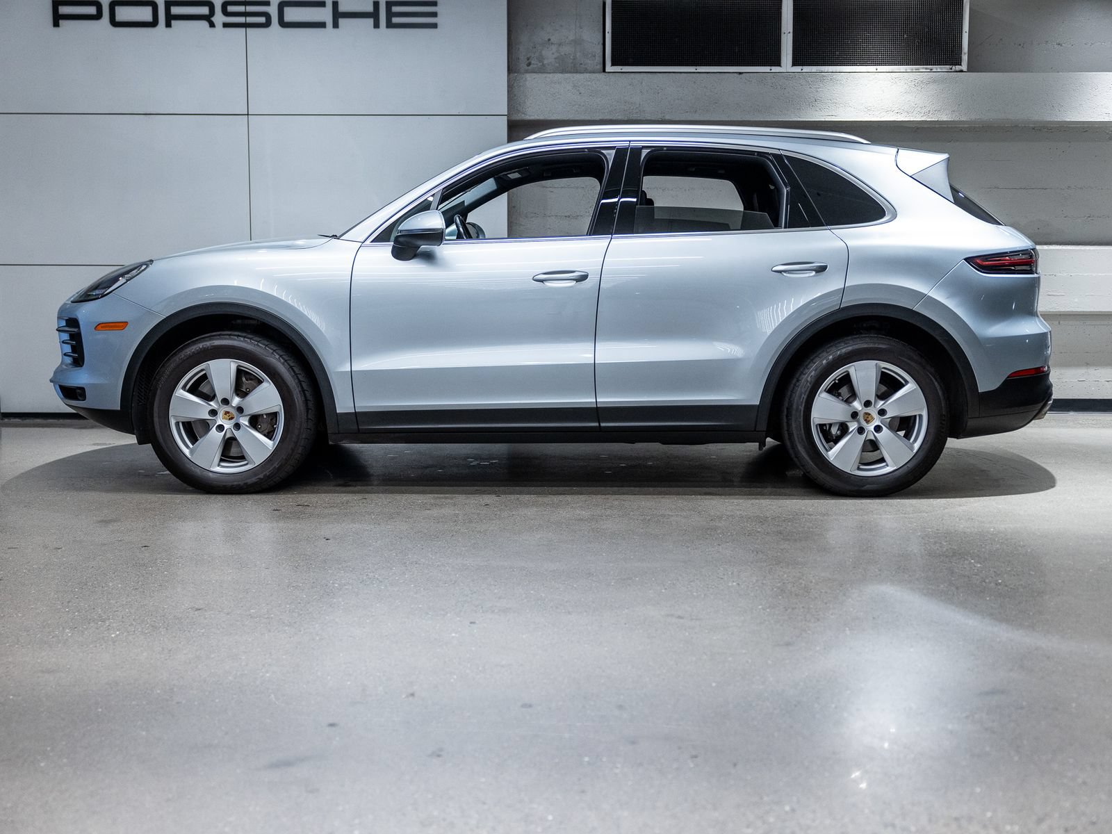 Certified 2023 Porsche Cayenne w/ Premium Package AWD/4WD image 2