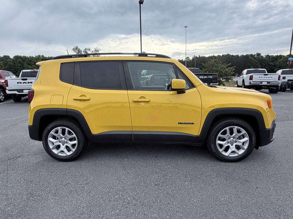 Used 2018 Jeep Renegade Latitude w/ Cold Weather Group FWD image 4