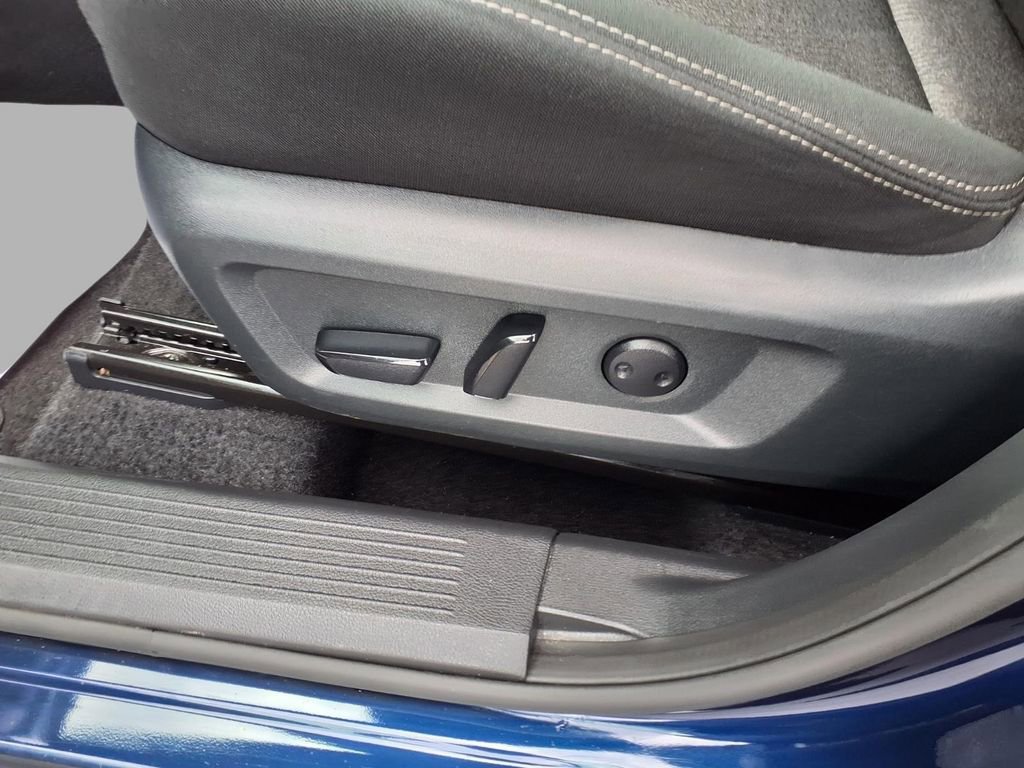 Used 2025 Nissan Rogue SV AWD/4WD image 23