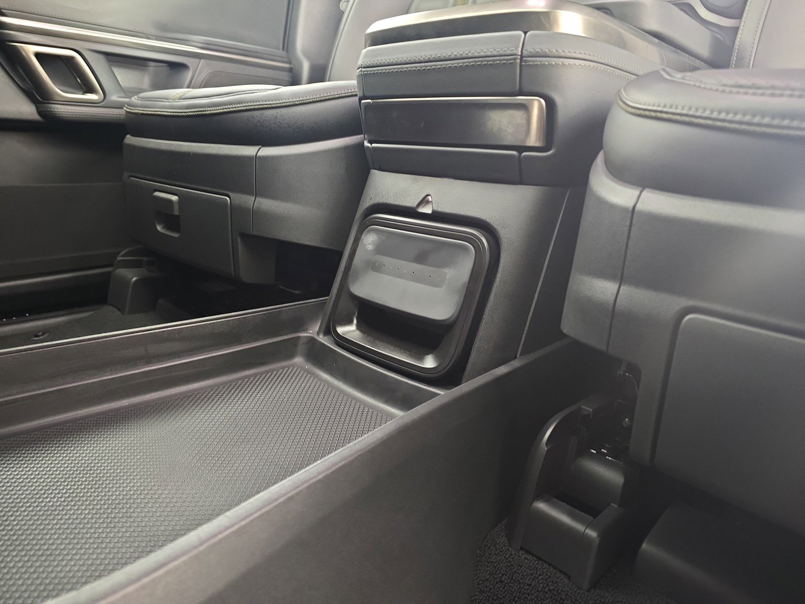 Used 2024 Rivian R1S Adventure image 33