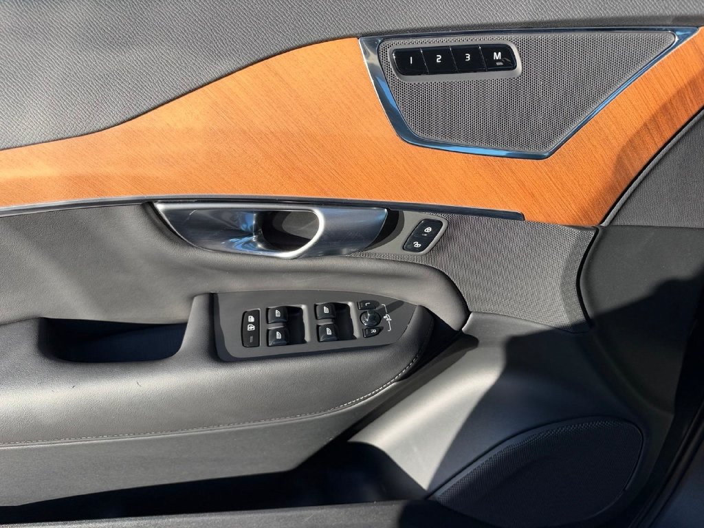 Certified 2024 Volvo XC90 B5 Plus AWD/4WD image 17