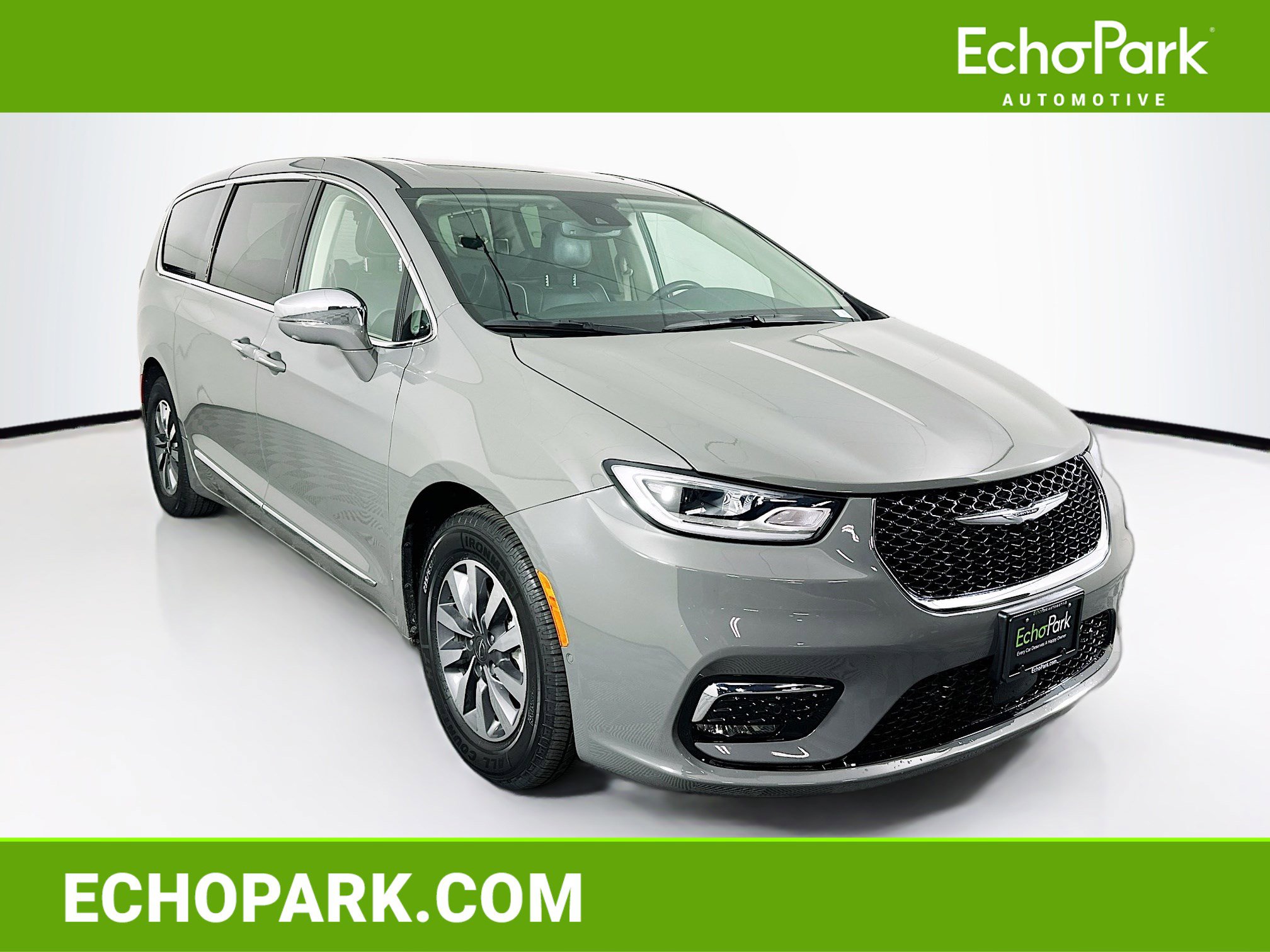 Used 2022 Chrysler Pacifica Limited w/ Uconnect Theater Family Group