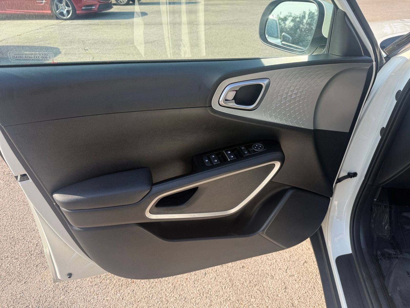 Used 2025 Kia Soul LX w/ LX Technology Package FWD image 18
