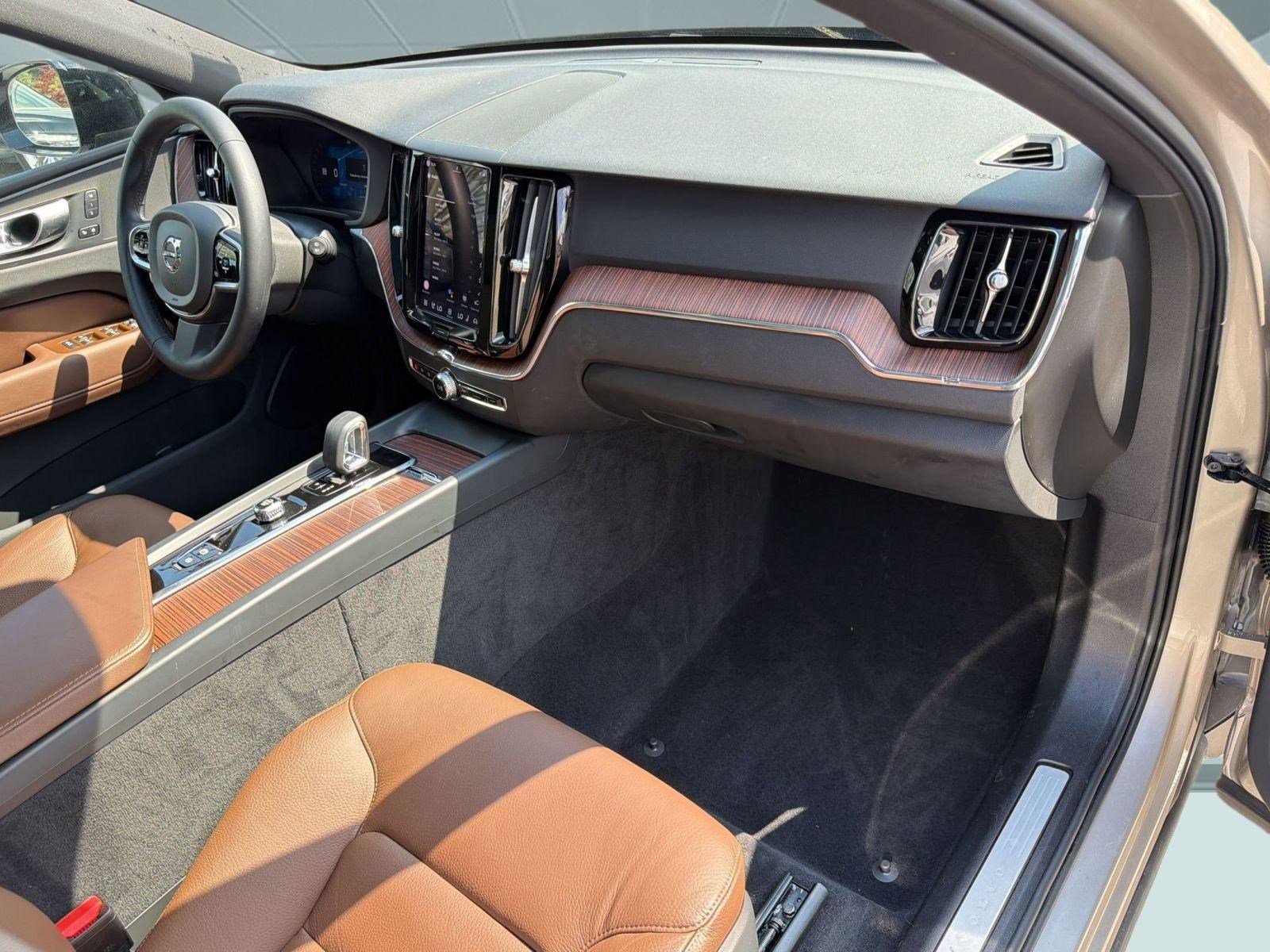 Certified 2024 Volvo XC60 B5 Plus w/ Climate Package AWD/4WD image 31