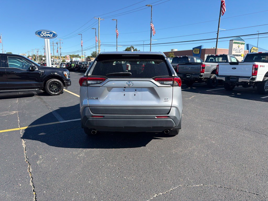 Used 2022 Toyota RAV4 LE AWD/4WD image 6