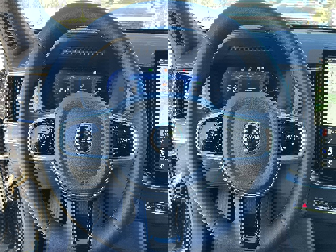 Used 2025 Volvo XC90 T8 Core image 9