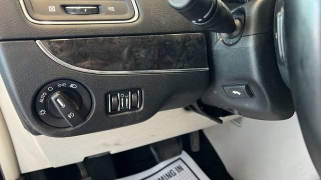 Used 2011 Chrysler Town & Country Touring-L w/ Entertainment Group #2 FWD image 10