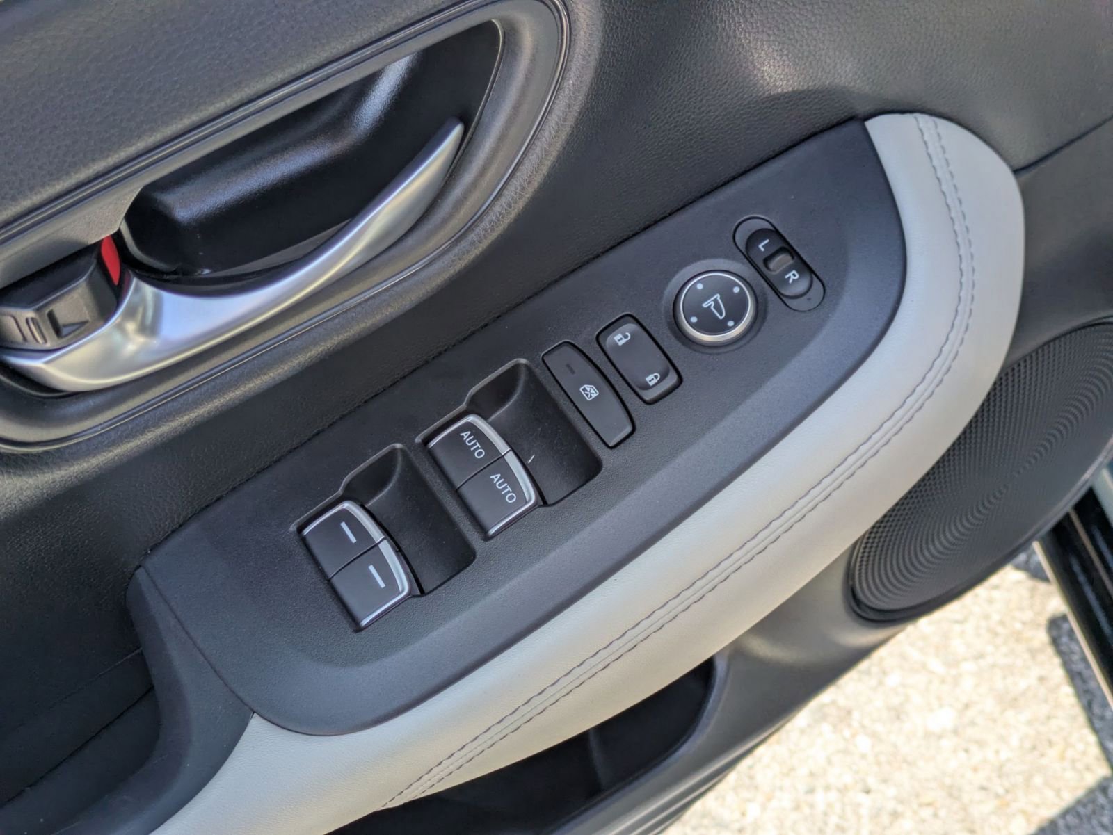 Used 2025 Honda HR-V EX-L image 11