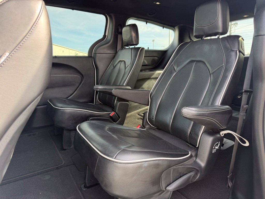 Used 2025 Chrysler Pacifica Limited FWD image 11